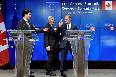 Podpisanie CETA w 2016 r. było dniem satysfakcji kanadyjskiego premiera Justina Trudeau oraz dwóch unijnych przewodniczących, Jeana-Claude’a Junckera i Donalda Tuska.
