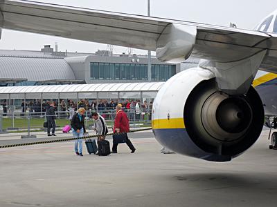 Pasażerów przyciągają do Modlina tanie bilety linii Ryanair, które są ważniejsze od warunków odprawy.