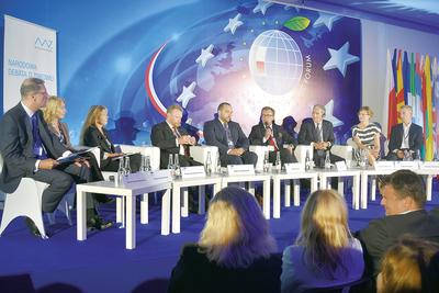 Uczestnicy debaty (od lewej): Tomasz Hryniewiecki, Dorota Hryniewiecka-Firlej, Małgorzata Adamkiewicz, Łukasz Szumowski, Miłosz Gruca, Robert Rusak, Reinier Schlatmann, Iwona Pokwicka, Jarosław Oleszczuk.