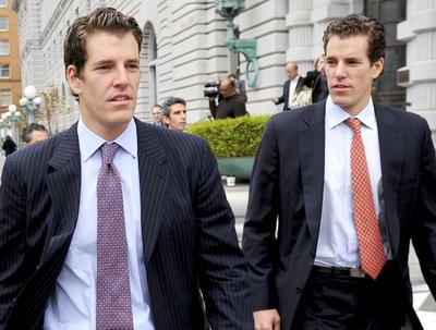 Tyler (z lewej) i Cameron Winklevoss, fot. Bloomberg