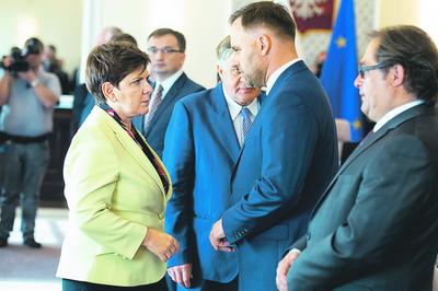 Dziękuję premier Beacie Szydło i prezesowi Jarosławowi Kaczyńskiemu za okazane wsparcie i zaufanie. (Dawid Jackiewicz minister skarbu); Na zdjęciu ostatnie posiedzenie rządu z udziałem ministra Jackiewicza.