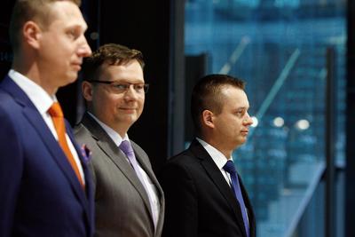 Zgodne stanowiska: Przemysław, Tomasz i Jarosław Piotrowscy z Briju (dziś Intermy Trade) pożyczyli spółce doradczo-inwestycyjnej Rubicon Partners, kierowanej przez Piotra Karmelitę 2,2 mln zł. KNF twierdzi, że to te pieniądze posłużyły jej do inwestycji w akcje firmy jubilerskiej. Cała czwórka zapewnia, że ci pierwsi nie wiedzieli na co przeznaczył pożyczkę ten drugi
