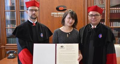 Prof. nadzw. dr hab. n. med. Iwona Ługowska z nagrodą Dyrektora Centrum Onkologii-Instytutu im. M. Skłodowskiej-Curie Oddział w Gliwicach