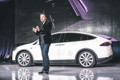 TESLA INWESTUJE W BATERIE: Elon Musk twierdzi, że nowe baterie są kamieniem milowym, i poleca je innym. Klienci, którzy zamówili tesle w wersji P90D, a jeszcze ich nie odebrali, mogą zaktualizować zamówienie i dopłacić 10 tys. USD za baterie 100 kWh. Klienci jeżdżący na starych bateriach też mogą je zmienić, ale za dopłatą 20 tys. USD. Oferta dotyczy zarówno modelu S, jak i SUV-a model X.