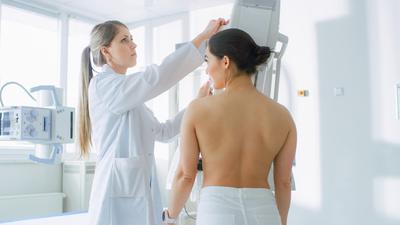 Diagnoza "rak piersi" obejmuje szereg stanów: od nowotworów o wysokim ryzyku wczesnego nawrotu, poprzez osoby z ryzykiem późnego nawrotu, do osób z bardzo niskim ryzykiem, w przypadku których 10-letnie przeżycie specyficzne dla raka piersi (nawet bez terapii ogólnoustrojowej) wynosi 100 proc.