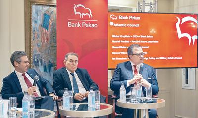 ZŁOTY KLUCZ: Koncepcje, że Polska będzie w Europie wyspą, która zacieśni współpracę z USA i na tym będzie rosła, są absurdalne. Dla Polski kluczowe są silne związki z Europą — uważa Nouriel Roubini, amerykański ekonomista (w środku).