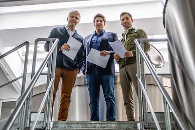 RAZY
DWA: Tomasz Suchowierski i Tomasz Czechowski, członkowie zarządu Doctora Brew,
oraz Łukasz Lis, prezes spółki, chcą dołączyć do największych regionalnych i
rzemieślniczych browarników w Polsce. Dzięki Browarowi Lwówek podwajają właśnie
skalę biznesu.