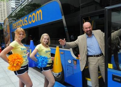 Brian Souter podczas debiutu kanadyjskiego rpzewoxnika Megabus.com (fot. briansouter.com)