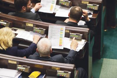 CIERPLIWOŚĆ W SERCU DEMOKRACJI: Wymiana systemu obsługi głosowań w Sejmie ma ponad roczny poślizg. Zgodnie z deklaracjami za kilka tygodni posłowie będą mogli korzystać z nowego rozwiązania. Ich stanowiska będą wyposażone w dodatkowe elementy, w tym m.in. umożliwiające transmisję głosu bezpośrednio ze stanowiska poselskiego.