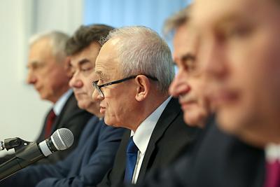 CZAS
SIĘ WYPOWIEDZIEĆ: Polityka Energetyczna Państwa do 2040 r. jest na razie
projektem. W piątek została przedstawiona przez kierownictwo resortu energii
(minister energii, Krzysztof Tchórzewski, siedzi w środku), a do 15 stycznia
2019 r. potrwają konsultacje.