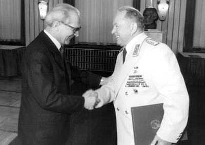 Uroczystość 30-lecia MBP NRD (1980): Erich Honecker wraz z Erichem Mielke