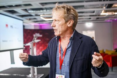 OPOWIEŚĆ
Z SENSEM: Germano Calvi, kierownik ds. badań i analizy danych w Publicis
Communications, podkreśla, że kreatywni ludzie, kierując się logiką, potrafią
zrozumieć czego potrzebuje odbiorca i umiejętnie zbudować opowieść, która do
nich trafi — w przeciwieństwie do maszyn działających wyłącznie na podstawie
dostarczanych im danych.