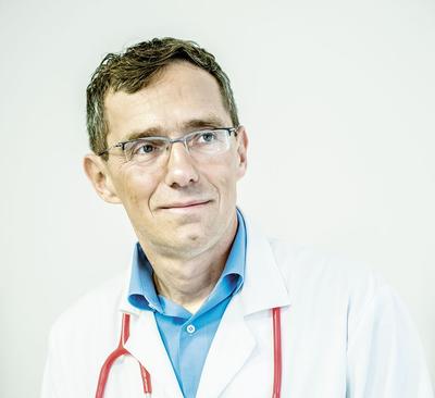 Lek. Krzysztof Ostrowski jest specjalistą z zakresu chorób wewnętrznych i organizacji ochrony zdrowia. Odbył również studia podyplomowe m.in. dotyczące samorządu terytorialnego na Uniwersytecie Warszawskim.