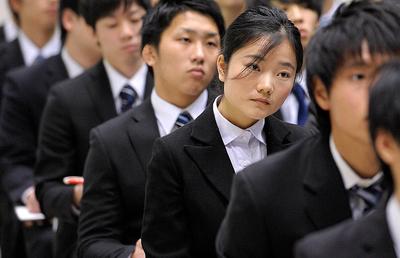 Japońskie korporacje są wybitnie niesprzyjającymi miejscami dla zamężnych kobiet. Młode Japonki wolą raczej nigdy nie założyć rodziny i nie mieć dzieci niż żyć na garnuszku męża (FOT. Bloomberg)