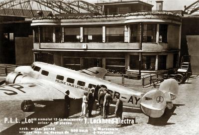 Znaki czasów. Obsługujący rejsy PLL LOT z Okęcia od 1936 r. samolot Lockheed Electra był odpowiednikiem dzisiejszego Boeinga 787 Dreamlinera.