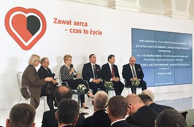 KOALICJA
PRZECIW ZAWAŁOM SERCA: W spotkaniu inaugurującym tegoroczną edycję kampanii
„Zawał serca — czas to życie”, które odbyło się w Pałacu Prezydenckim 7
listopada 2018 r. wzięli udział (od lewej): Beata Ambroziewicz, prezes Polskiej
Unii Organizacji Pacjentów, prof. dr hab. n.med. Piotr Jankowski, sekretarz
Polskiego Towarzystwa Kardiologicznego, dr n. o zdr. Klaudiusz Nadolny,
kierownik dyspozytorów medycznych Wojewódzkiego Pogotowia Ratunkowego w
Katowicach oraz prof. dr hab. n.med. Piotr Przybyłowski z Narodowej Rady
Rozwoju przy Prezydencie RP.