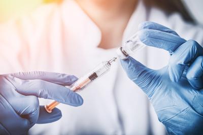 Szczepienie przeciwko wirusowi HPV, uważanemu za główny czynnik w rozwoju zmian przedrakowych i raka szyjki macicy, jest w PSO w Polsce na liście szczepień zalecanych.