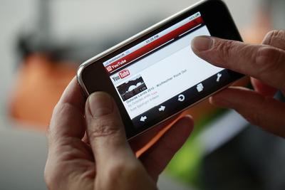 Użytkownicy gadżetów Apple będą mieli dostęp do serwisu YouTube za pośrednictwem przeglądarki internetowej Apple Safari lub dzięki aplikacji do pobrania z App Store (fot. Bloomberg)