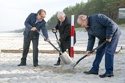 UROCZYSTY
SŁUPEK: W południe na bałtyckiej plaży Jarosław Kaczyński, prezes PiS, wziął
udział w „uroczystej okoliczności wkopania ostatniego słupka geodezyjnego
wyznaczającego drogę wodną przez Mierzeję Wiślaną”. Do uruchomienia budowy
daleko.