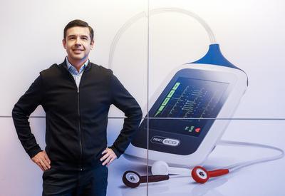 BOLESNY
SPADEK: Kurs Medicalgorithmics, którego prezesem i znaczącym akcjonariuszem
jest Marek Dziubiński, w ciągu ostatniego roku spadł o ponad 80 proc. Zniżkę
wywołały m.in. wiadomości zza oceanu, które według prezesa powinny mieć
odwrotny efekt.