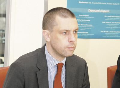 Dr n. med. Michał Jachimowicz: W Polsce najbardziej doskwiera brak jasnych reguł, według których miałyby być podejmowane decyzje refundacyjne dla leków sierocych.