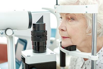 Podstawą diagnostyki zmian cukrzycowych jest - oprócz szczegółowego wywiadu - badanie dna oka, które staje się obecnie coraz dokładniejsze dzięki zastosowaniu nowych typów wzierników - szerokokątnych, laserowych oftalmoskopów.