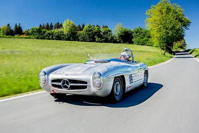 REKIN NA TORZE: Wskrzeszony jaguar d-type ze względu na zastosowane elementy aerodynamiczne odrobinę przypomina rekina. Pod maską ma schowanych 250 KM — tyle wystarczyło, żeby w latach 1955-57 trzy razy wygrać słynny wyścig Le Mans.