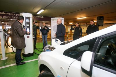 Peter Badik (z lewej), współzałożyciel Greenway Infrastructure oraz Michał Kurtyka, wiceminister energii, sprawdzają, jak „zatankować” prąd w stacji szybkiego ładowania pojazdów elektrycznych. Ogólnopolska sieć ma obejmować blisko 200 stacji.