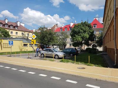 KIESZONKOWY PARK: W centrum Lublina Fundacja Krajobrazy stworzy pierwszą w Polsce „zieloną salę wykładową” (na mniejszym zdjęciu stan obecny).