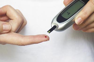 Diabetolodzy podkreślają, że bez względu na pandemię COVID-19 u pacjentów z cukrzycą bardzo ważne jest kontrolowanie poziomu glukozy, żeby zmniejszyć ryzyko powikłań, takich jak choroby sercowo-naczyniowe czy przewlekła niewydolność nerek.