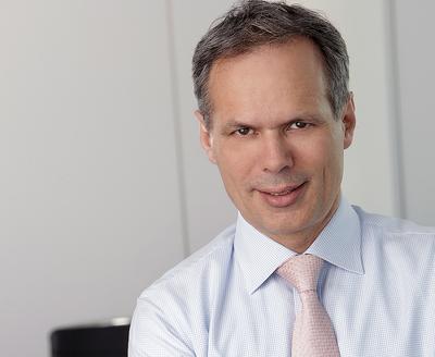 NADZÓR ZASKOCZYŁ WSZYSTKICH: Negatywna decyzja Komisji Nadzoru Finansowego wobec Michała Kwiecińskiego była dużym zaskoczeniem dla rynku ubezpieczeniowego. Nikt nie spodziewał się, że nadzór utrąci kandydaturę jednego z najlepiej wykształconych menedżerów ubezpieczeniowych w Polsce. Były szef AXA Polska jest dr. hab. nauk matematycznych, który zdecydował się przejść ze świata nauki do biznesu.