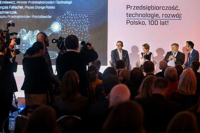 SPOJRZENIE
WSTECZ I W PRZÓD: Nad tym w jaki sposób historia i tradycja mogą wpływać na
rozwój gospodarczy kraju, czy stanowią fundament do budowy nowych rozwiązań,
czy raczej balast hamujący ich tworzenie, zastanawiali się uczestnicy debaty
zorganizowanej przez Ministerstwo Przedsiębiorczości i Technologii. Partnerem
technologicznym wydarzenia był Orange Polska.