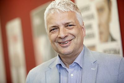 SPÓŁKI SPÓŁKOM: Banki nie potrafiły zbudować faktoringu dla drobnych firm przez wiele lat — i nadal nie potrafią. Ten produkt udostępnią mali przedsiębiorcy dla innych przedsiębiorców i za kilka lat banki będą takie firmy przejmować — mówi prof. Robert Gwiazdowski, ekspert ZPP.