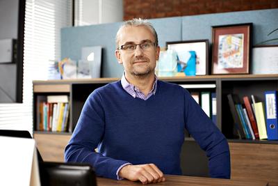 TAM I Z POWROTEM: Natychmiastowe dotarcie z informacjami do każdej osoby, czy siedzi przy komputerze, czy ma w kieszeni smartfon, jest dla menedżerów bezcenne. Powinno to działać też w drugą stronę — by wszyscy pracownicy mogli zabierać głos i współtworzyć firmową społeczność — mówi Paweł Leks, dyrektor zarządzający emplo.