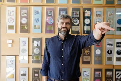 PRZEWIJANIE…: Piotr Kabaj, prezes i dyrektor generalny Warner Music Poland, trzy lata temu negocjował zakup najstarszej polskiej wytwórni fonograficznej. Teraz rozmawia o jej sprzedaży.