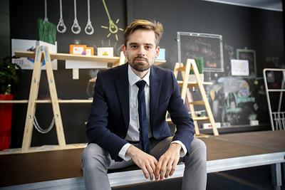 NA WYSOKIM POZIOMIE: — Certyfikat zgodności przetwarzania danych osobowych z prawem będzie świadectwem, że firma spełnia wszelkie niezbędne wymagania. To jak znak jakości. Kryteria przyznawania tego dokumentu zostaną opracowane w jednostce prowadzącej postępowanie certyfikacyjne — zapowiada Maciej Kawecki, kierujący Departamentem Zarządzania Danymi w Ministerstwie Cyfryzacji.