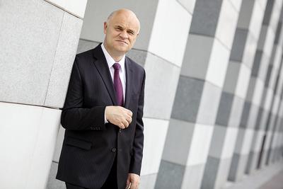 DROGA EKOLOGIA: Bakalland zaczyna tworzyć linię produktów eko. Na razie to sześć produktów bakaliowych. — Przygotowania, tzn. znalezienie odpowiednich plantatorów, certyfikacja naszego zakładu itd., trwały 1,5 roku. Jak duża będzie to noga biznesu, trudno dzisiaj ocenić, ale dostrzegamy, że to ciekawy, rosnący rynek. Barierą dla konsumentów może być cena — takie produkty są o kilkadziesiąt procent droższe od konwencjonalnych — mówi Marek Moczulski, prezes Bakallandu.