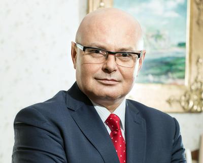 WIELOFUNKCYJNY: Dzisiaj Park Strzelecki nie jest w najlepszym stanie,
ale w ciągu najbliższych dwóch lat zacznie służyć m.in. organizacji koncertów,
imprez plenerowych, rodzinnych pikników, zajęć rekreacyjnych i integracyjnych—
zapewnia Ryszard Nowak, prezydent Nowego Sącza.