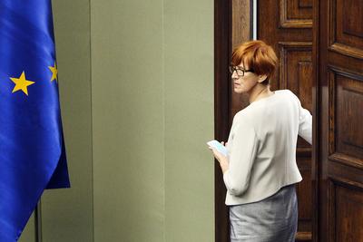 PŁYNNE PRAWO: Ministerstwo pracy, kierowane przez Elżbietę Rafalską, proponuje, żeby w 2019 r. na fundusz wsparcia niepełnosprawnych poszło 0,15 pkt proc. ze składki przekazywanej przez firmy na Fundusz Pracy. Nie zostało to jednak zapisane w projekcie ustawy. Nie wiadomo też, ile wyniesie składka w następnych latach.
