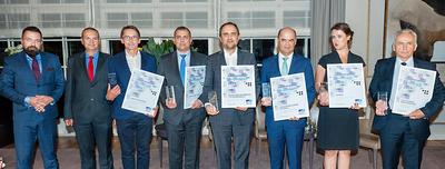 W GRONIE AMBASADORÓW: Do pamiątkowej fotografii pozowali organizatorzy wydarzenia i przedstawiciele firm wyróżnionych tytułami Ambasadorów: Rafał Hiszpański z firmy DAS Ubezpieczenia Ochrony Prawnej, Juliusz Bolek z Instytutu Biznesu, Mikołaj Budzanowski z Grupy Boryszew, Stanisław Atanasow, reprezentujący Eurofactor Polska, Michał Jaworski z Polskiej Izby Informatyki i Telekomunikacji, Jacek Janiszewski z Welconomy in Torun, Martyna Strupczewska, przedstawicielka Grupy Adamed oraz Zbigniew Koruba z Politechniki Świętokrzyskiej.