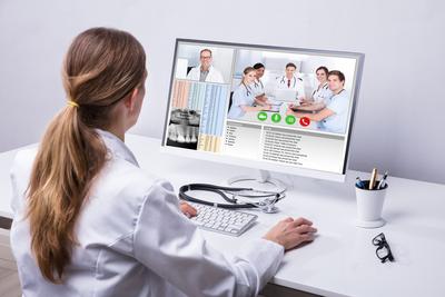 Od 2025 r. lekarze pediatrzy i interniści będą mogli zachować status lekarzy POZ pod warunkiem ukończenia kursu w dziedzinie medycyny rodzinnej. Wybrane problemy kliniczne będą przyswajane indywidualnie na platformach e-learningowych.