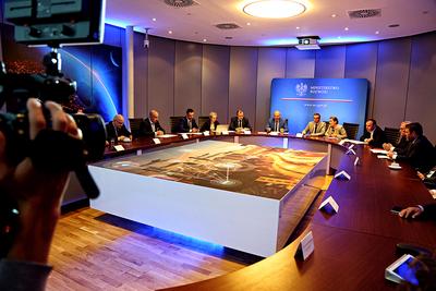 GOTOWI NA INNOWACYJNOŚĆ: Uczestnicy dyskusji w
Ministerstwie Rozwoju zgodzili się, że dzięki świetnej kadrze
specjalistów oraz wrodzonej innowacyjności Polaków mamy szansę stać się
pełnoprawnym uczestnikiem czwartej rewolucji przemysłowej. [