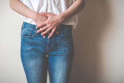 Typowymi objawami dla zespołu policystycznych jajników są podwyższony poziom testosteronu, cysty jajników i nieregularne cykle menstruacyjne