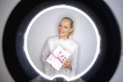 JEDEN
DZIEŃ: Monika Krzyżanowska, twórczyni Fundacji One Day, przekonuje, że jeden
dzień może wystarczyć, by zmienić czyjeś życie — dać mu wsparcie czy
zainspirować.