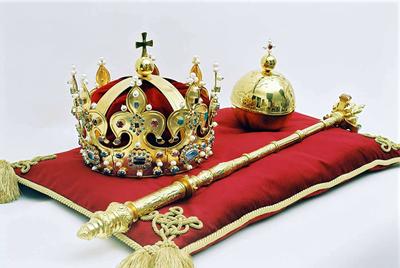Odtworzona Korona Chrobrego z berłem i jabłkiem królewskim