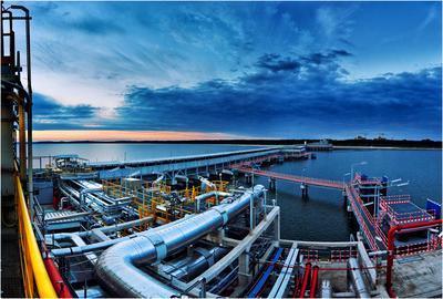 DZIAŁA I UROŚNIE: Terminal LNG w Świnoujściu od uruchomienia w październiku 2015 roku odebrał już prawie 4 mln m sześc. skroplonego gazu ziemnego. Moc regazyfikacyjna (czyli rozprężenia gazu) terminala wynosi 5 mld m sześc. rocznie. Zdecydowano o jego rozbudowie do 7,5 mld m sześc.