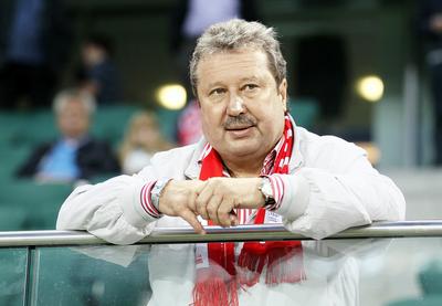 Marek Mikusiewicz Jeszcze w 2010 r. Marek Mikuśkiewicz, z majątkiem wycenionym aż na 3,9 mld
zł, figurował na czwartym miejscu listy najbogatszych Polaków tygodnika
„Wprost”. Wyprzedzali go tylko Jan Kulczyk, Zygmunt Solorz-Żak i Leszek
Czarnecki. Dziś jego najbardziej znane biznesowe dziecko, sieć sklepów Marcpol,
zbankrutowało w niesławie.