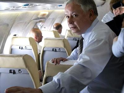 Prezydent Lech Kaczyński na pokładzie samolotu