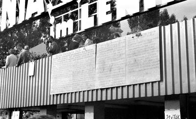 Dwie drewniane
tablice z 1980 r. mają wartość muzealną, ale część strajkowych postulatów zachowuje
aktualność.