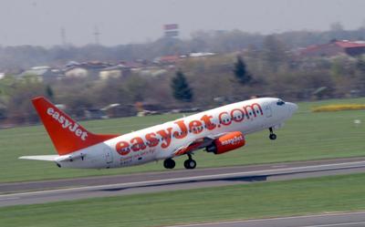 Samolot EasyJet startuje z Okęcia.
